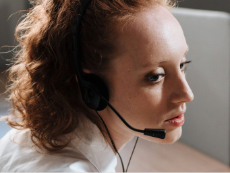 Téléconseiller en relation client à distance au téléphone devant un ordinateur